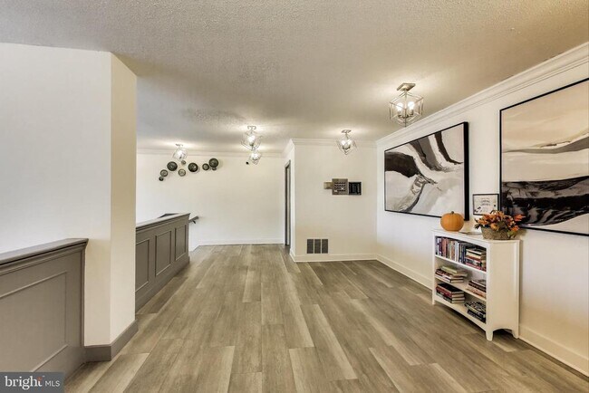 Building Photo - 4 Monroe St