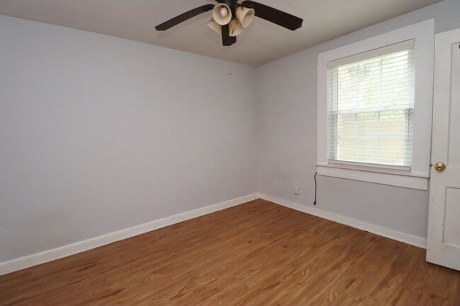 Building Photo - 2BR 1BA duplex in Rosewood