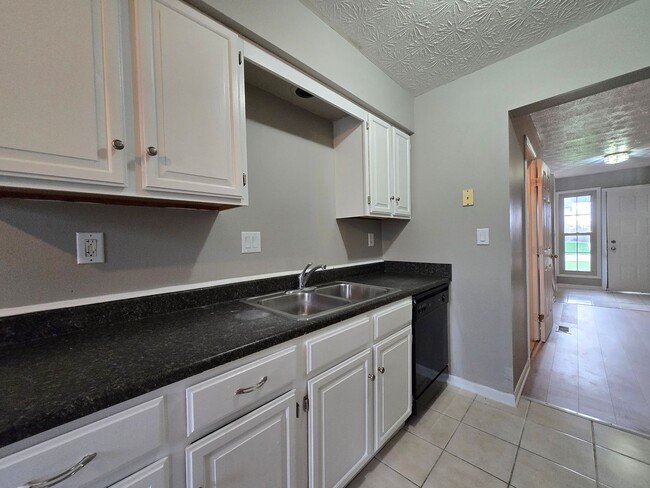 Building Photo - 3 Bedroom, 2.5 Bath Townhouse in Beavercreek!