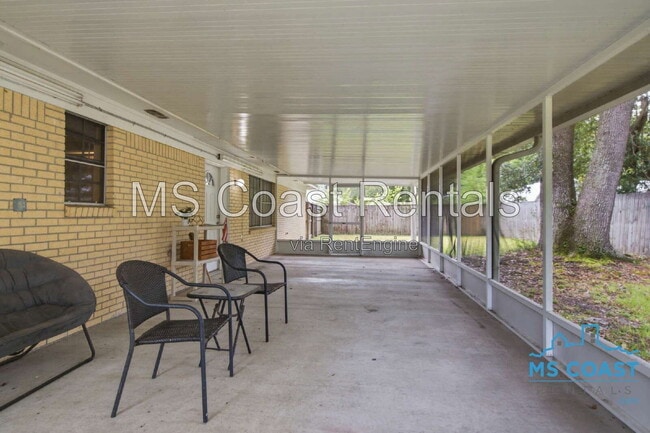 Building Photo - 657 Octave St