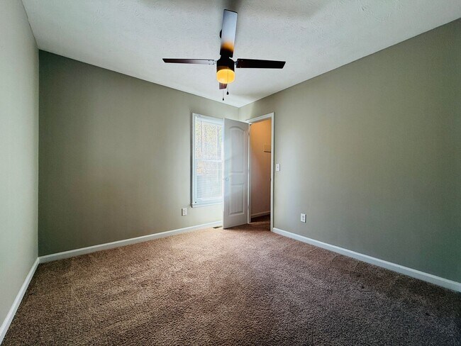 Building Photo - Middle Creek