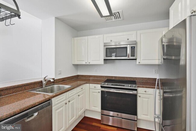 Building Photo - 1500 Chestnut St