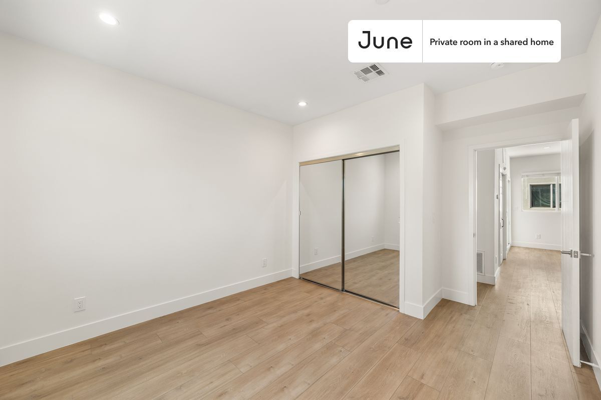 Building Photo - Private bedroom in 4 bed/4 bath Home