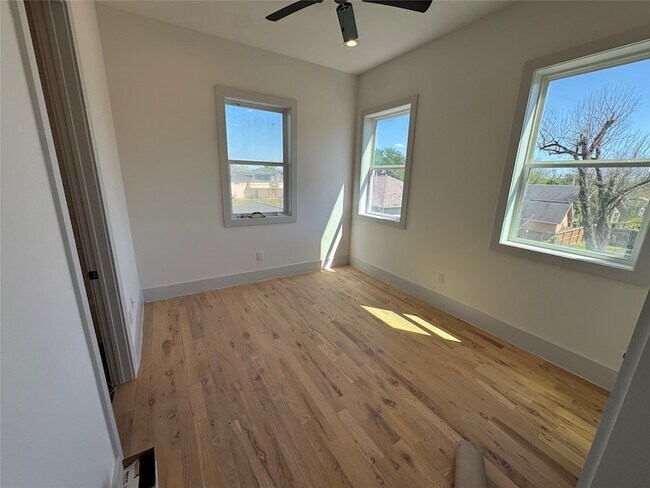 Building Photo - 505 E 40th St