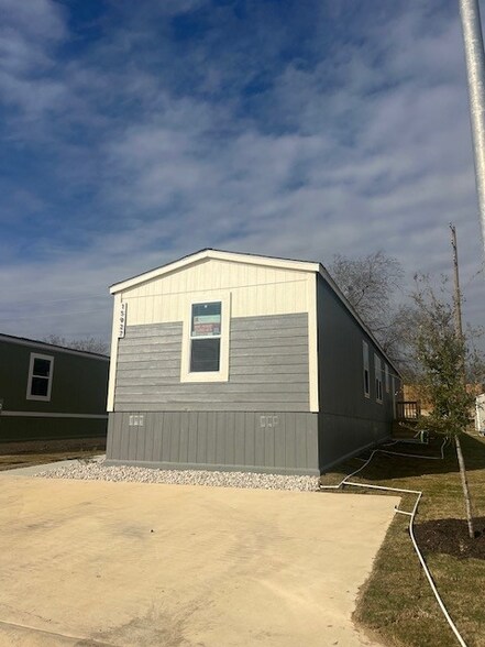 Building Photo - 15927 S Flores St