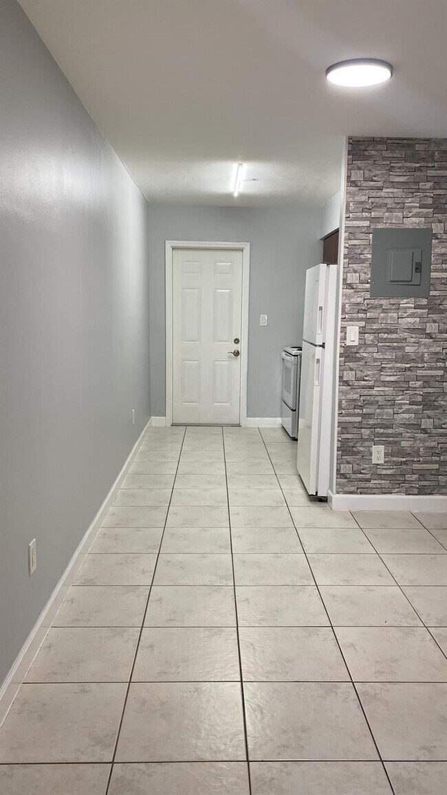 Building Photo - 6224 Miramar Pkwy