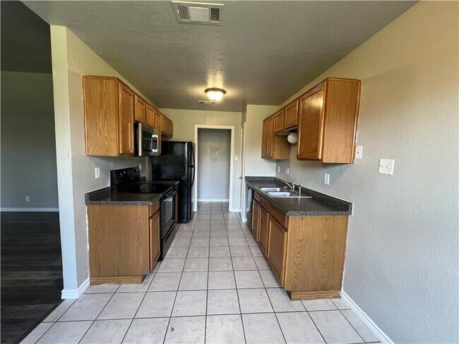 Building Photo - 3607 Crescent Dr