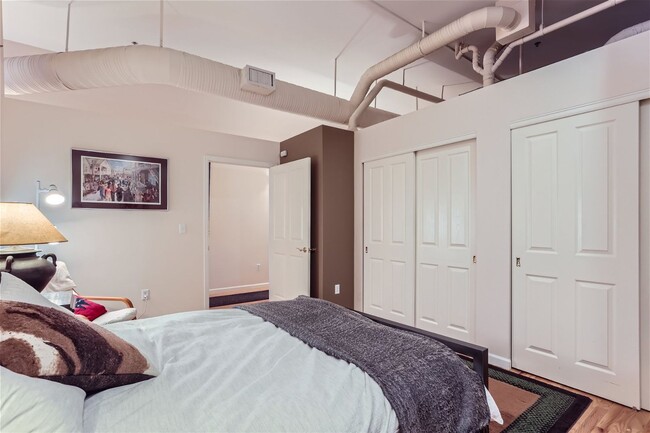 Building Photo - Stunning Downtown Loft w/23 ft. Ceilings -...