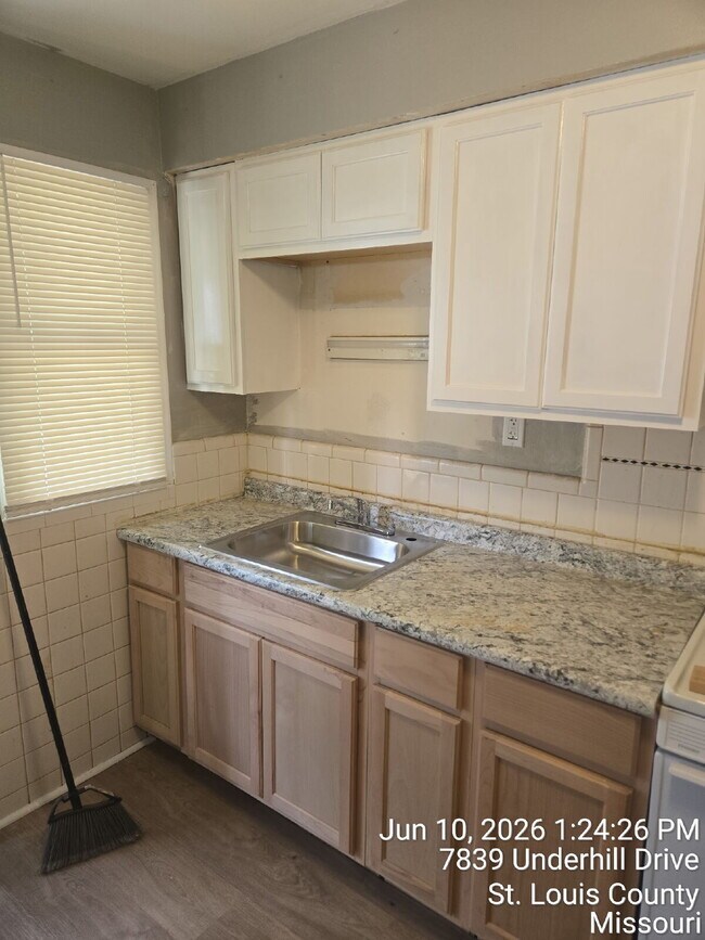 Building Photo - 7839 Underhill Dr
