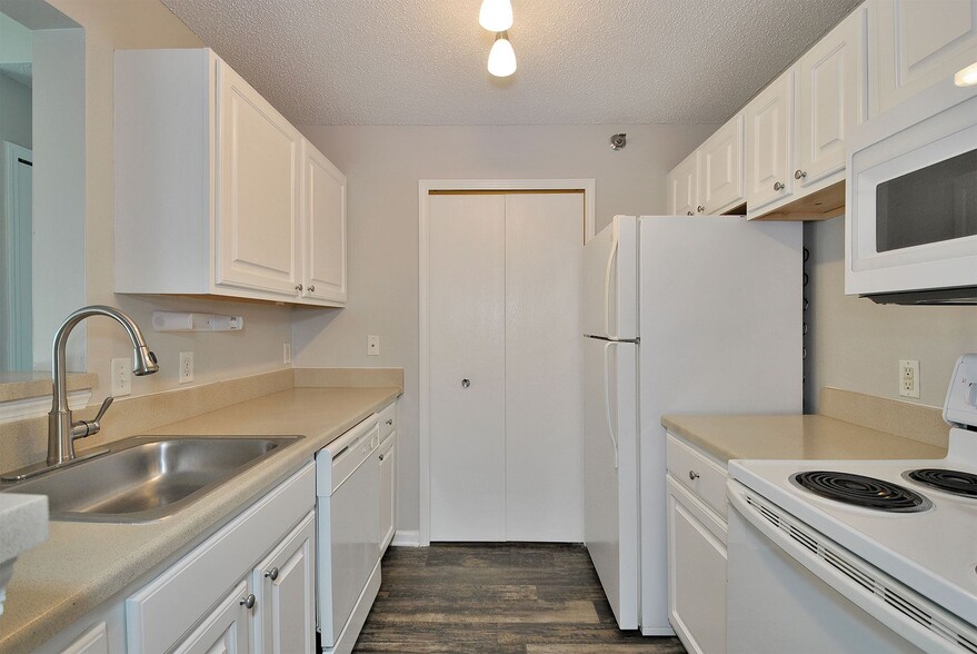 Building Photo - Pendleton Park Apartments