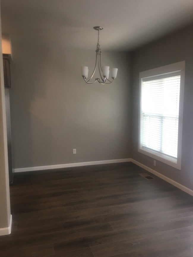 Building Photo - Beautiful Townhome in East Medford