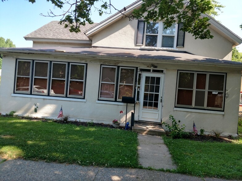 Front - 911 Johnson St