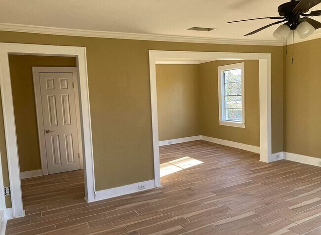 Building Photo - 504 E Bradford St