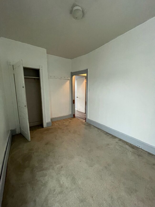 Building Photo - Spacious 3/4 Bedrooms Apartment