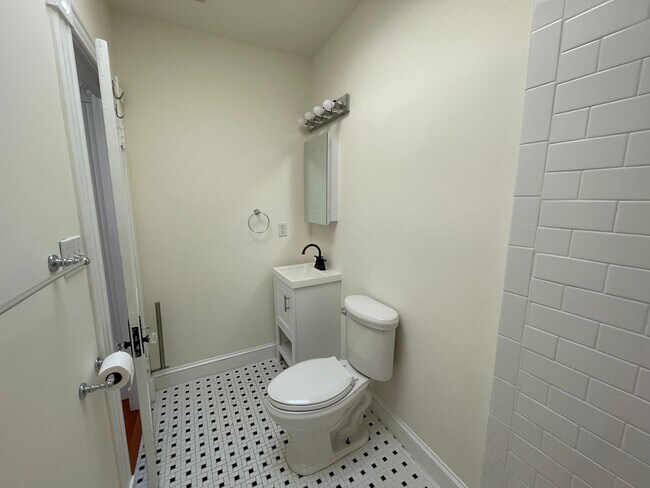 Building Photo - Beautiful 2 BR Townhouse in Atlas District