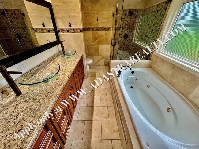 Building Photo - Beautiful 4 Bed 3.5 Bath Home in Fairway-Available NOW!!