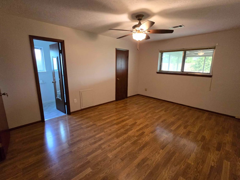 Building Photo - 4910 Crepe Myrtle Ln