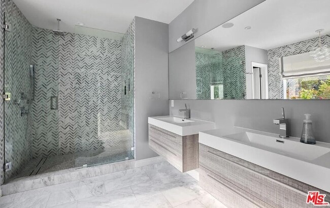 Building Photo - 1514 Sunset Plaza Dr