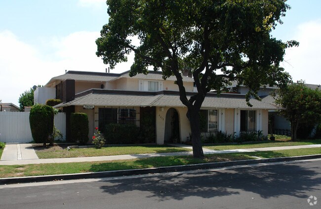 Primary Photo - 6212 Warner Ave