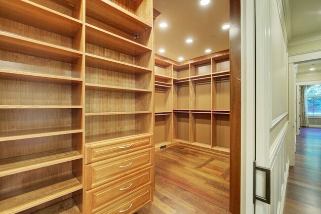 Building Photo - 4Bd+Den/4.5Ba Clyde Hill House