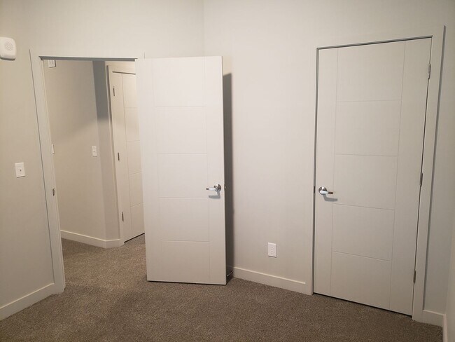 Building Photo - 2nd Floor 2bed 1 Bath in Springville!