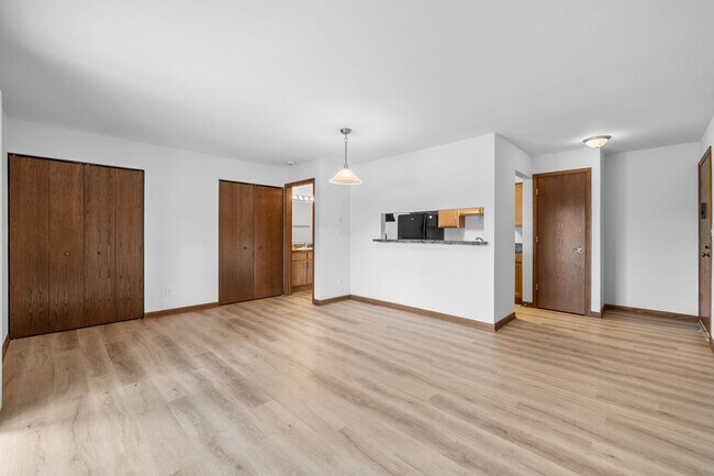 Building Photo - Renovated Lower Studio Apartment Available at our Cedar View Apartments