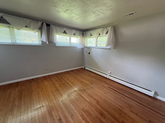 Building Photo - 3BR/2BA/2CarGarage Only A Few Minutes From Everything! Ask About Our Move-In Special!