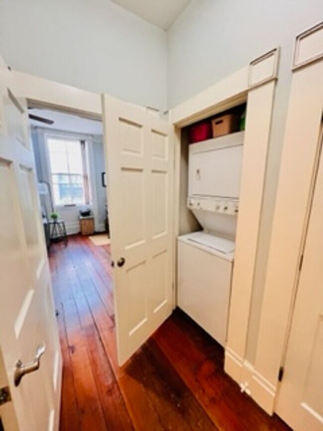 Building Photo - 227 W Broughton St