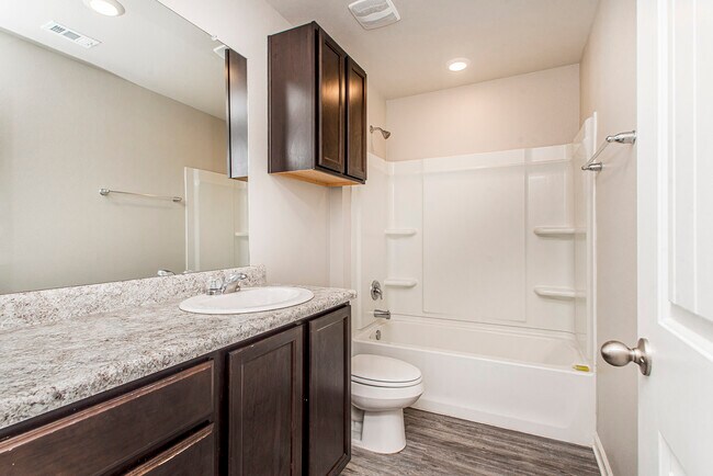 Shared Bathroom for the 2nd and 3th bedrooms - 48465 Red Fox Dr