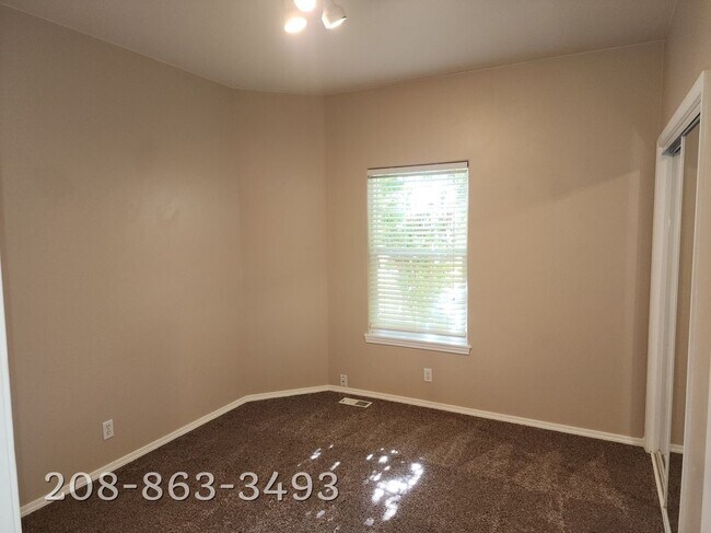 Building Photo - 2386 E Three Bars Dr