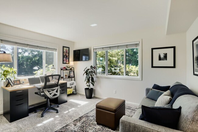 Building Photo - Lake Villas Condominiums ~ Redmond