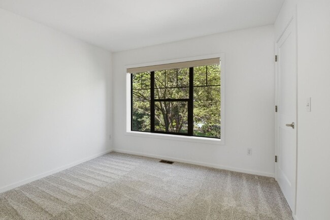 Building Photo - 2Bd/1.75Ba Bellevue Townhome