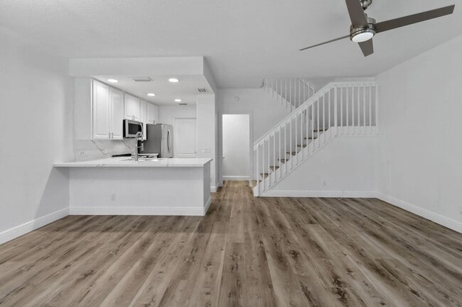 Building Photo - 354 Jacaranda Dr