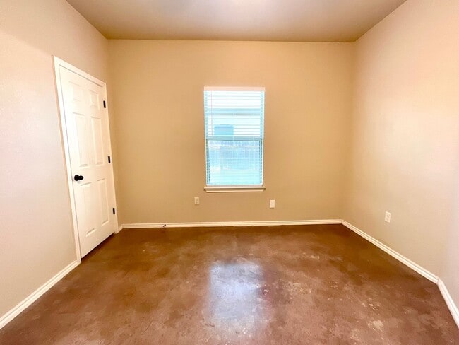 Building Photo - 2575 Pahmeyer Rd