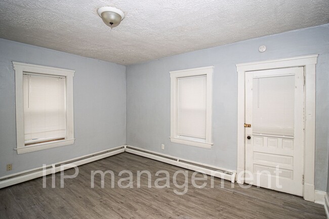 Building Photo - Cute and clean 1 bedroom unit in the heart...