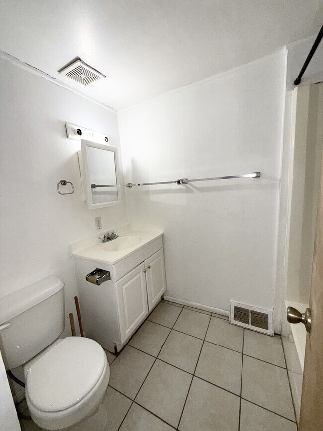 Building Photo - 1231 1/2-1409 1/2 18th Ave