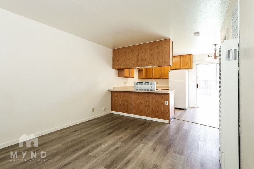 Building Photo - 1574 W 7th St