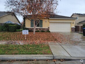 Building Photo - 4 bedroom 2 bathroom in NW Visalia!