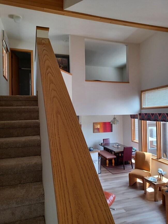 Building Photo - Light Bright 2 BDR plus Loft 3BATH Silvert...