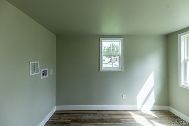 Building Photo - Newly Renovated 4-Bedroom Home in Town of Blackstone!