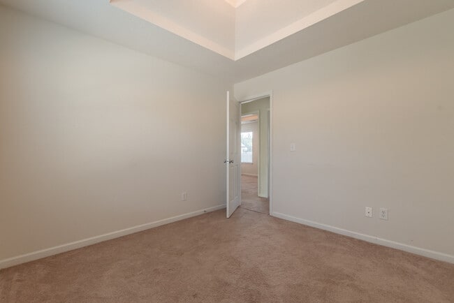 Building Photo - Spacious 4 bedroom 2.5 bath