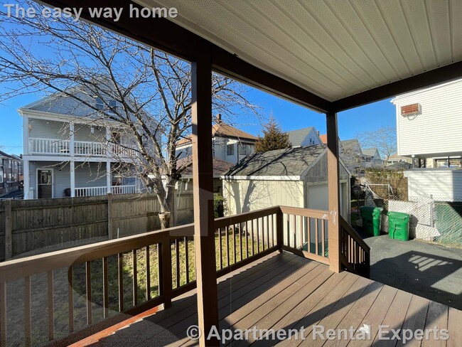 Building Photo - Medford Sq 3 Bedroom - Recently renovated