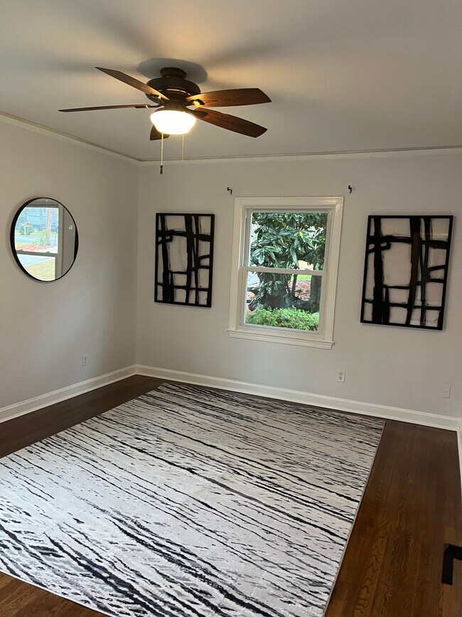 Building Photo - 976 Lindridge Dr NE