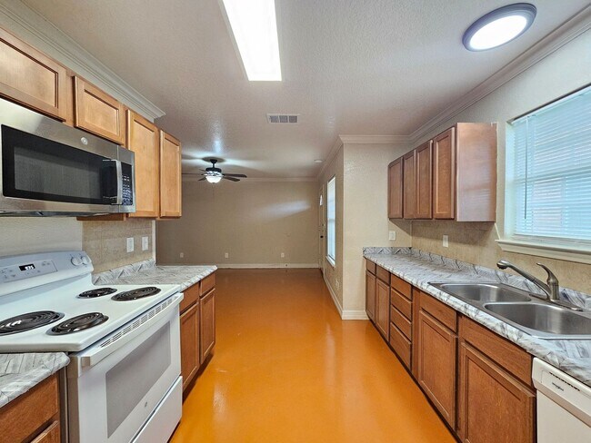 Building Photo - 803 Leifester Cir