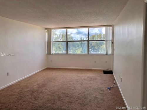 Building Photo - 1300 NE Miami Gardens Dr