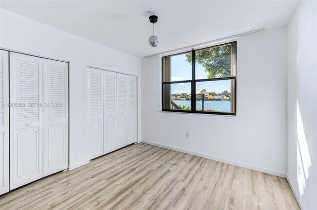 Building Photo - 770 NE 199th St