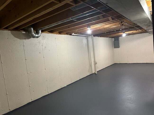 Building Photo - Two bedroom Townhouse off Lewis Ave near Alexis Rd.