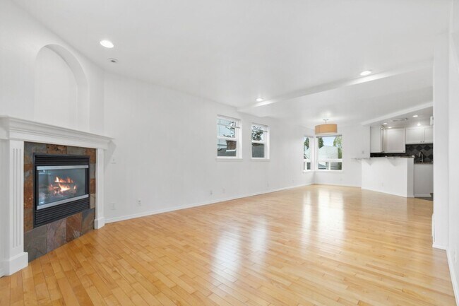 Building Photo - 3633 22nd Ave W