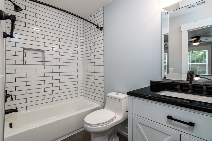 Master Bathroom - 503 Hampton St