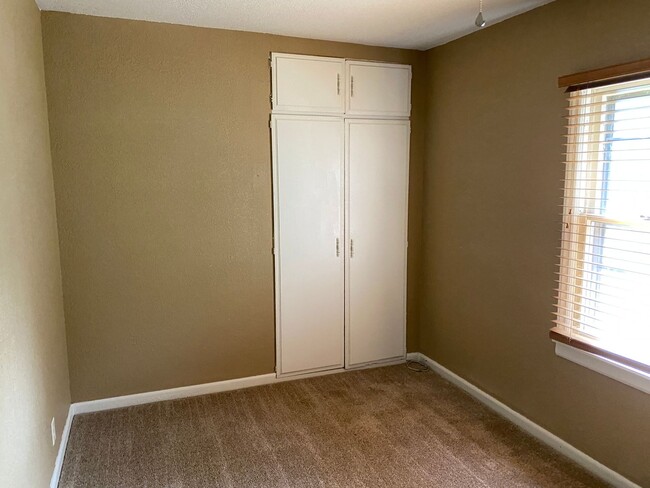 Building Photo - 2 Bed, 1 Bath House, 2 Car Garage For Rent...